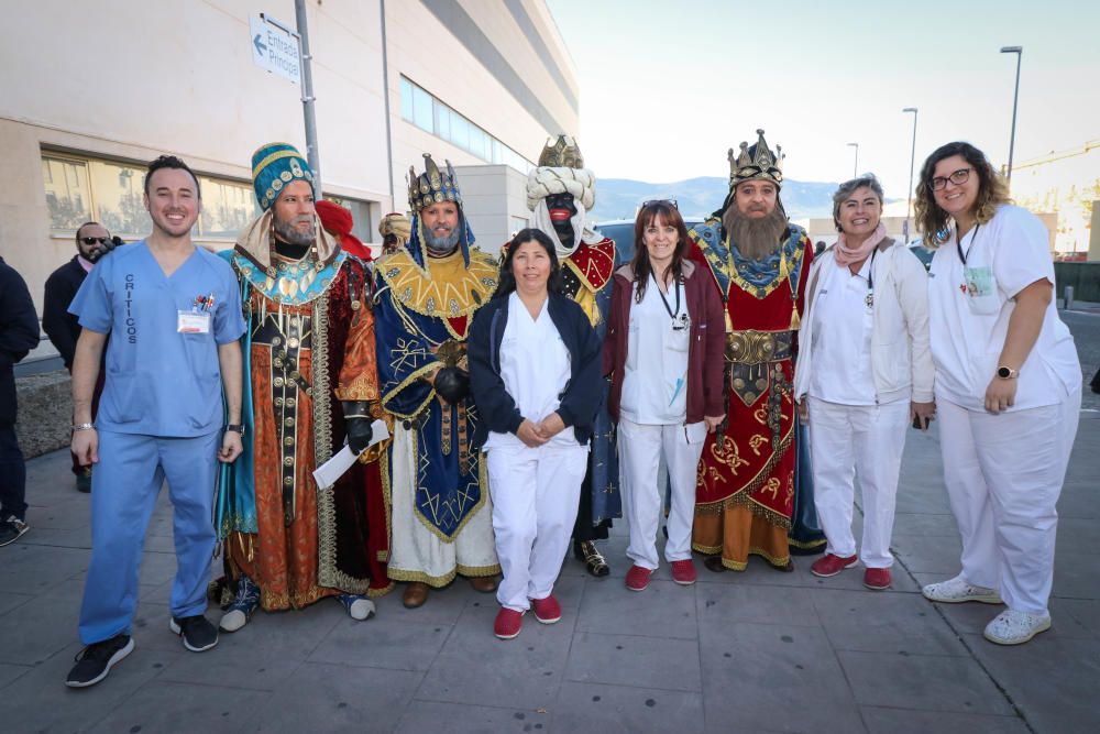 Los Reyes Magos visitan a niños y mayores en Alcoy