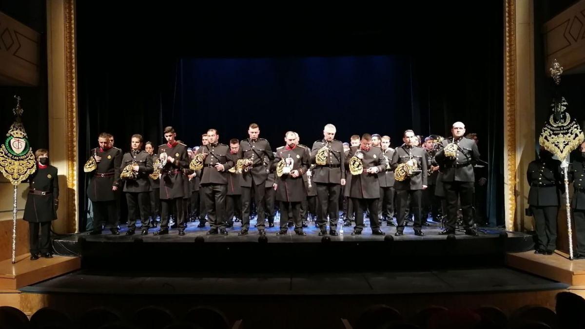 Músicos de las bandas de Toro y Astorga en el recital celebrado en el Teatro Latorre. | M. J. C.