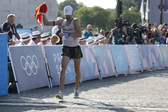  El atleta español Martín Álvaro celebra su medalla de bronce al finalizar la prueba de los 20km marcha masculinos de los Juegos Olímpicos de París 2024, este jueves, en la capital francesa.