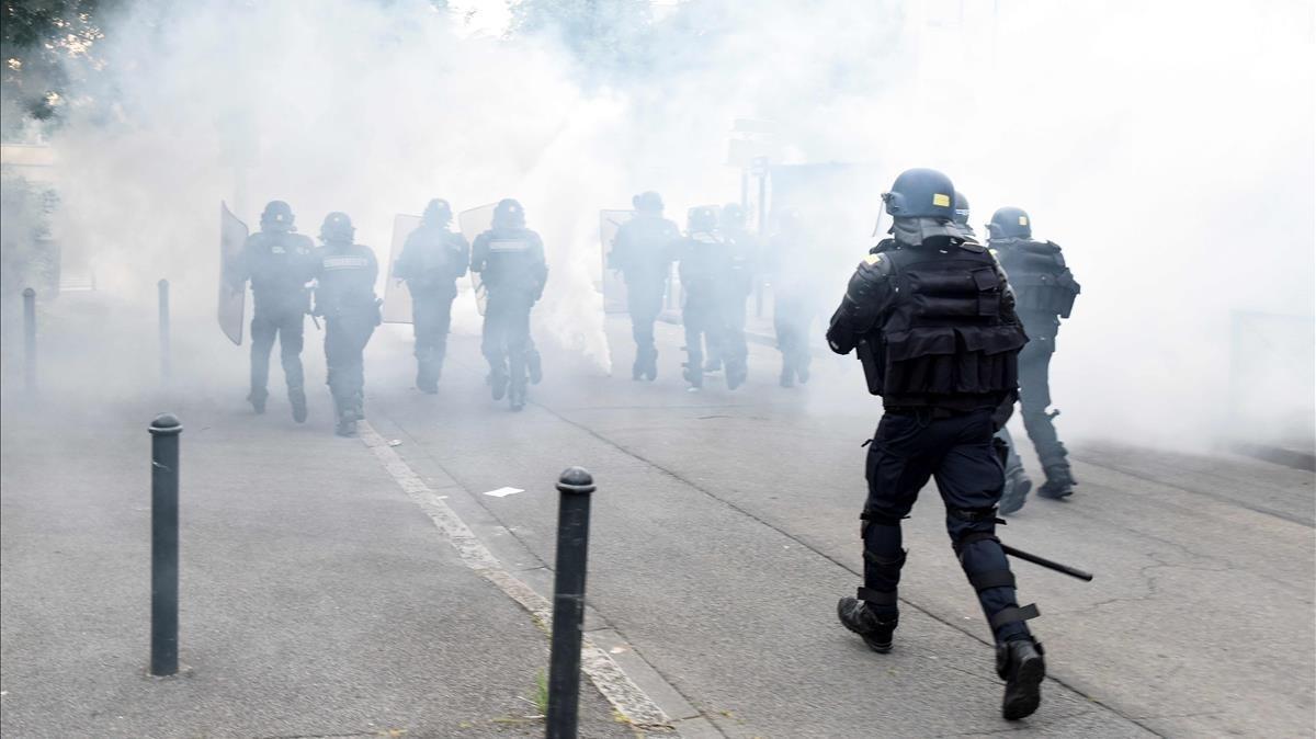 zentauroepp44153003 french gendarmes run through the tear gas smoke at the breil180705175434