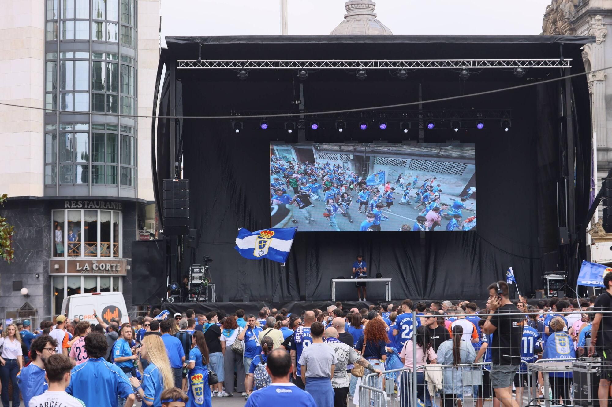 Locura azul en las calles de Oviedo para celebrar el ascenso del equipo a Primera División