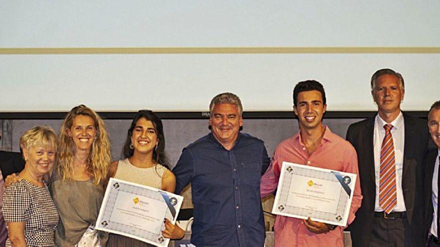 Luis Vidal, en el centro, junto a los dos alumnos del Queen´s premiados y representantes del centro.