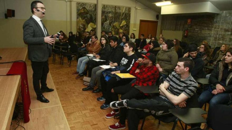 Alumnos do IES María Casares, onte, na charla de Alberto Álvarez sobre patentes e marcas.