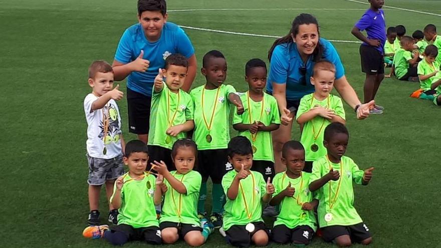 Uno de los equipos de la Escuela del Atlético Rafal en la jornada de clausura.