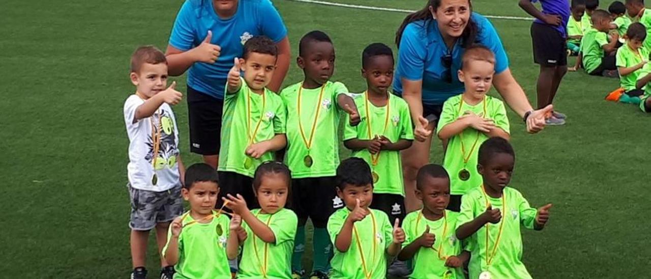 Uno de los equipos de la Escuela del Atlético Rafal en la jornada de clausura.