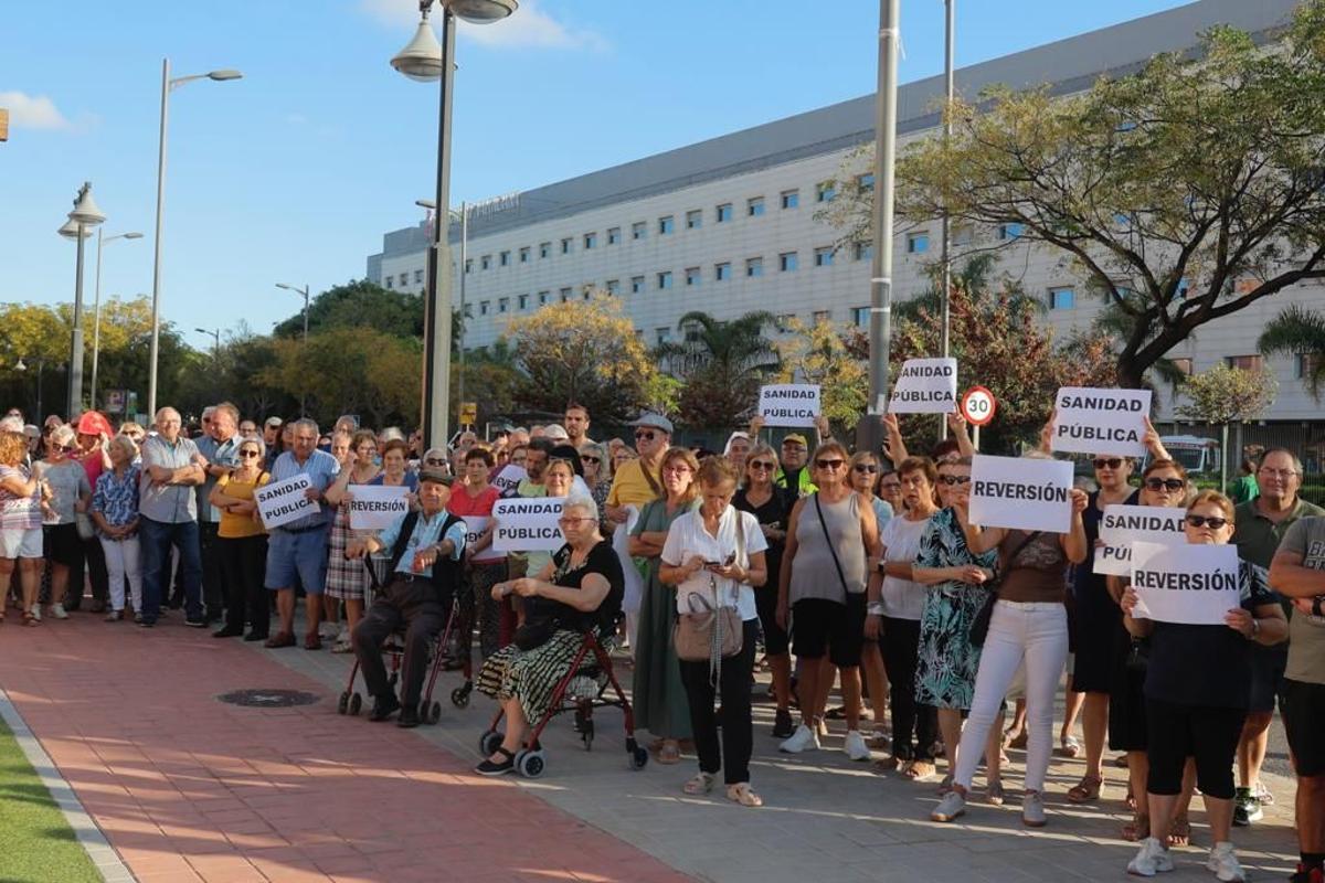 Protesta a las puertas del Hospital de Manises pidiendo la reversión, este mes de septiembre.
