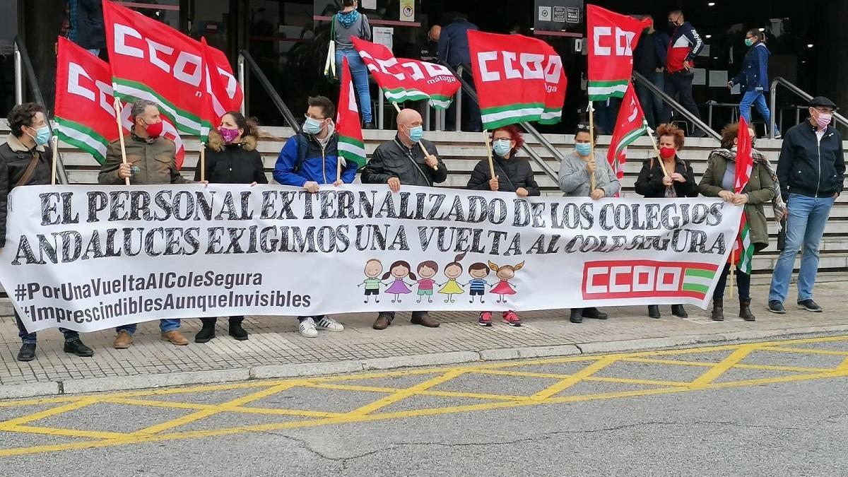 Representantes de CCOO en la concentración de los comedores escolares