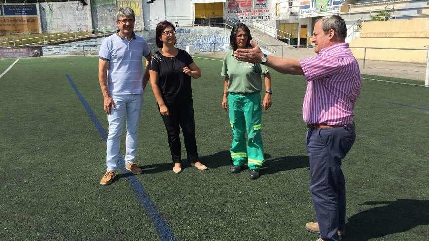 El alcalde Antonio Lomba, la diputada y concejala Montse Magallanes y el concejal Miguel Español.  // C. A G.