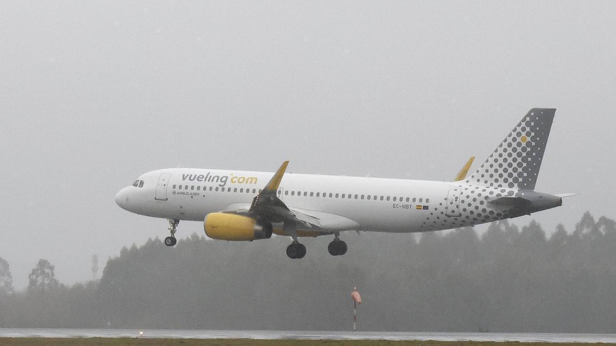 Un avión de Vueling aterrizando en el aeropuerto de Santiago