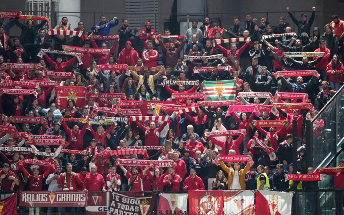 Aficionados granas en la última visita a Castalia. | G.U.