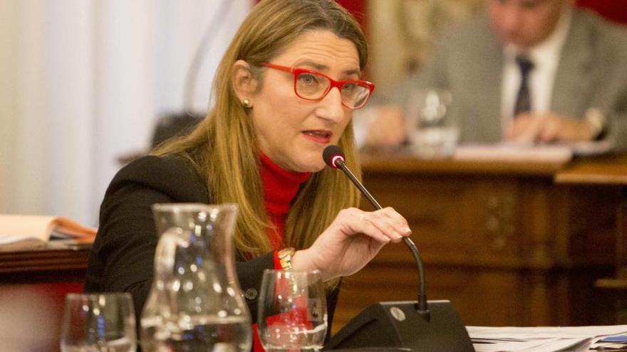 Mari Carmen de España en un Pleno del ayuntamiento de Alicante