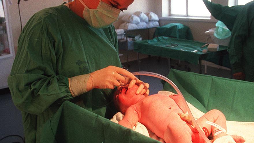 Una matrona atiende a un recién nacido en un hospital de la provincia, en imagen de archivo