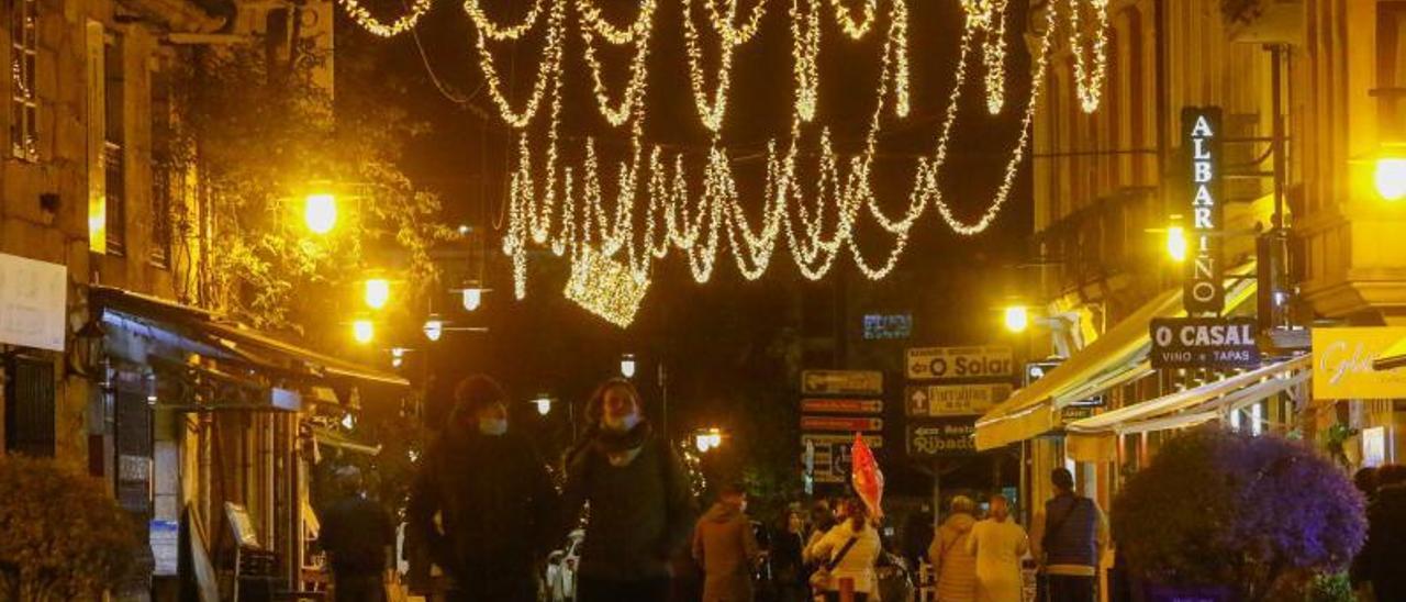 Techo luminoso de la Rúa Real, ayer poco después del encendido oficial del alumbrado. |   // IÑAKI ABELLA