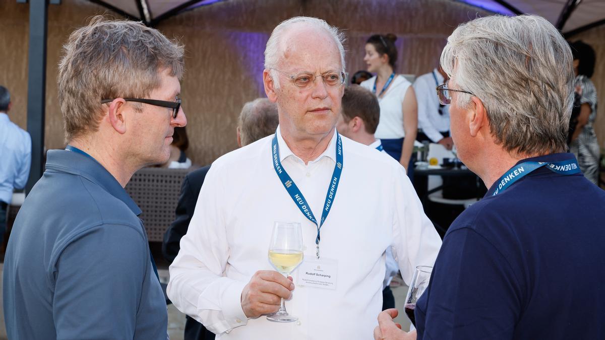 Wirtschaftsforum 2022: Rudolf Scharping im Gespräch mit Helmut Schönenberger (Technische Universität München, li.) sowie einem weiteren Konferenzteilnehmer.