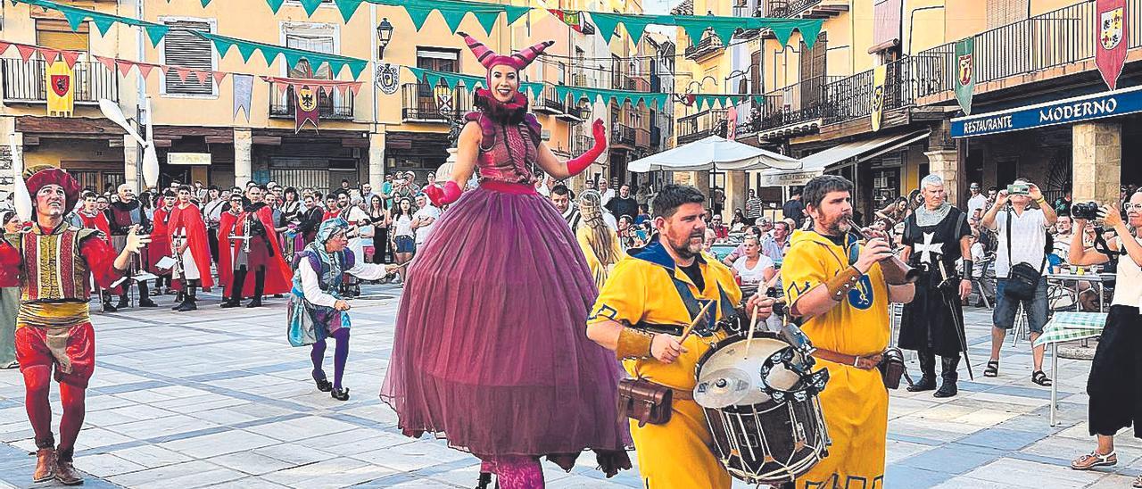 Un paseo por las calles que acogen la feria medieval de Sant Mateu invita al visitante a trasladarse a los siglos XIV y XV.