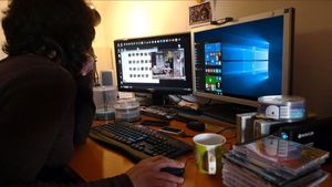 jgblanco35840976 una usuaria delante de su ordenador con microsoft windows170424102816
