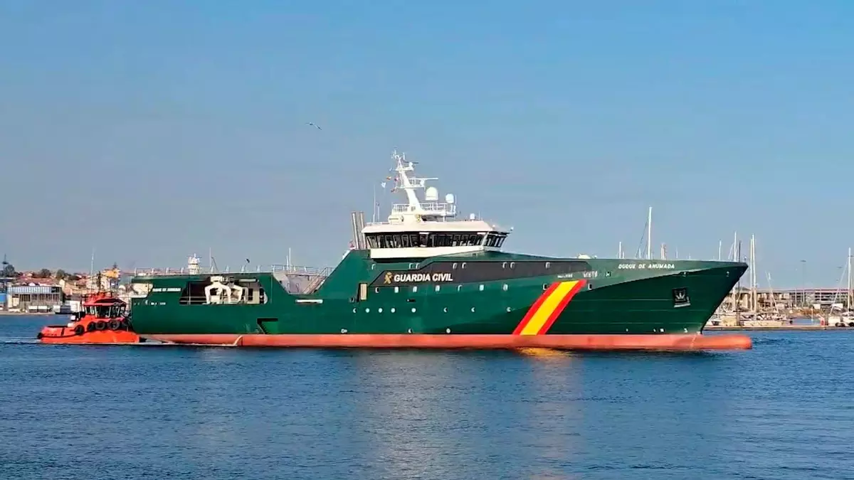 Así navega ya el nuevo emblema marítimo de la Guardia Civil fabricado en Vigo