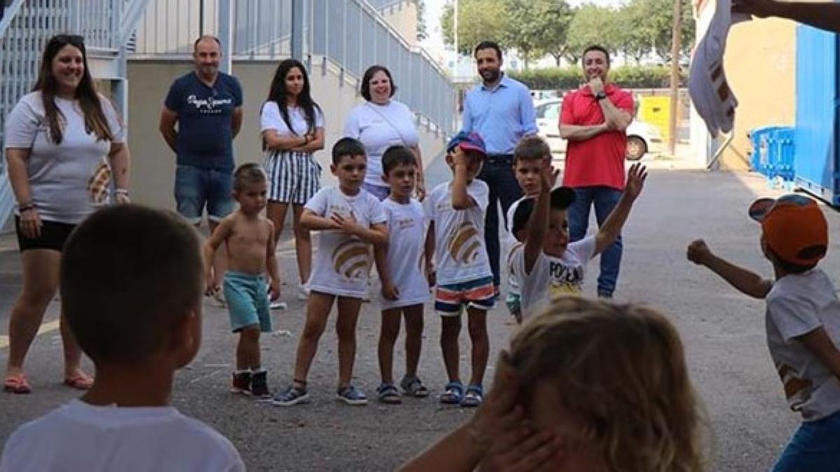 Visita al Campus Delfín con los alumnos luciendo la camiseta conmemorativa.