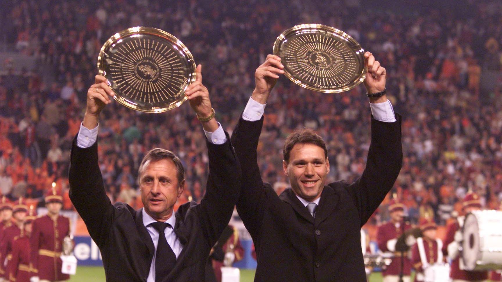 Marco Van basten junto a Johan Cruyff en el Amsterdam Arena tras un partido amistoso de la selección holandesa.