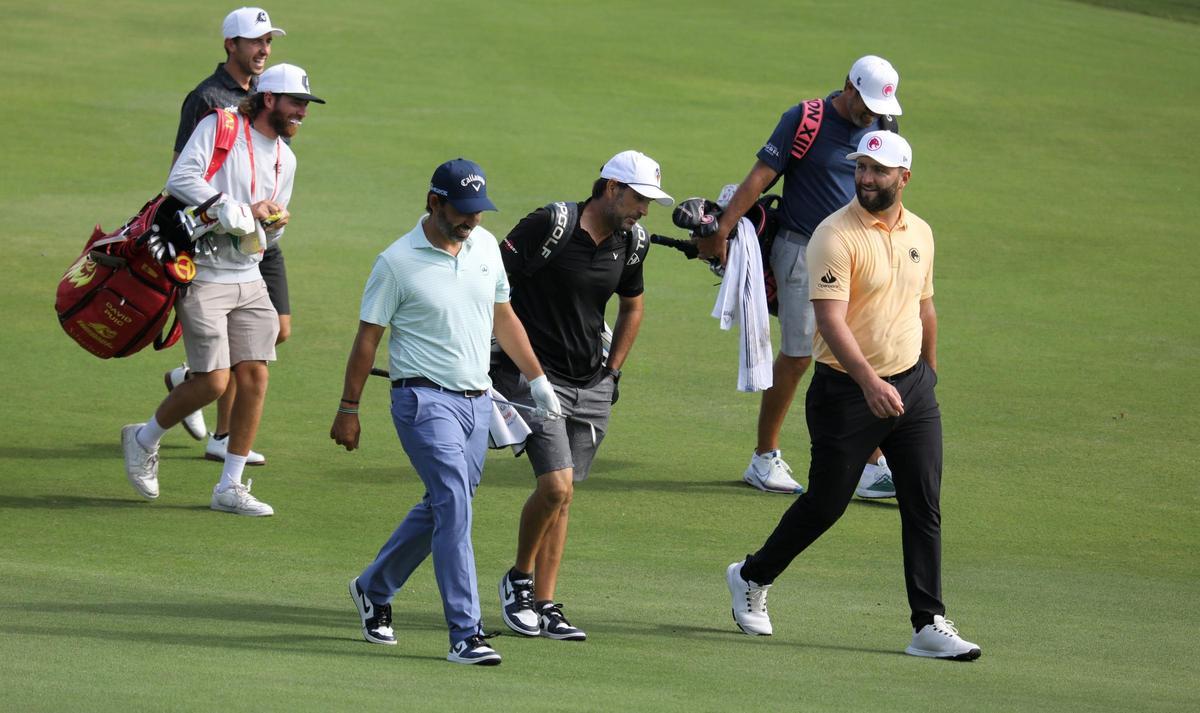 Rahm conversa con Pablo Larrazábal durante la vuelta de entrenamiento en Sotogrande
