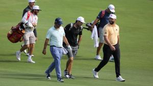 Rahm conversa con Pablo Larrazábal durante la vuelta de entrenamiento en Sotogrande