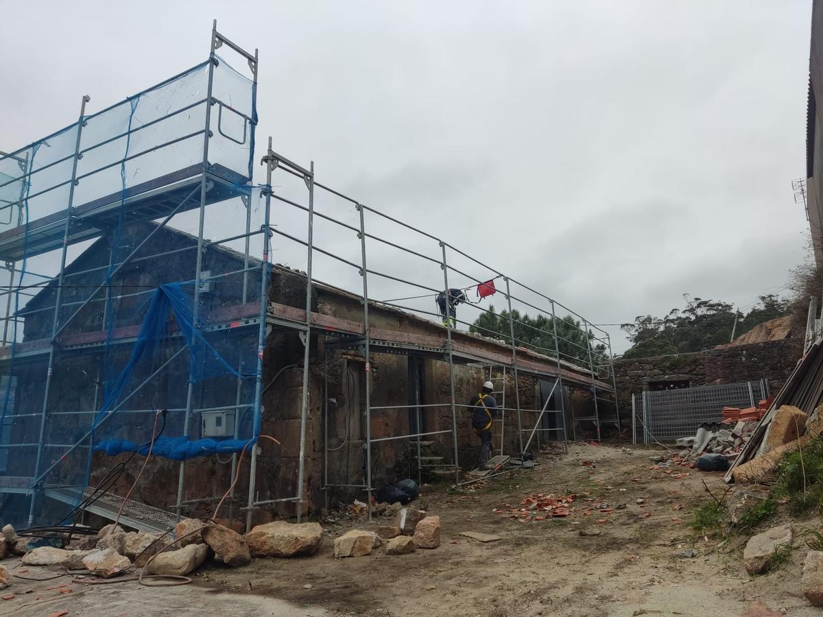 Obras de construción de sete apartamentos turísticos inspiradas nos tradicionais refuxios de pesca do porto de Quilmas, en Carnota