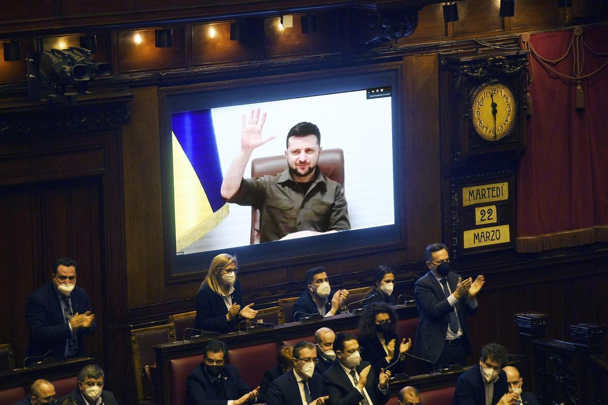 El presidente ucraniano, Volodymyr Zelensky (en la pantalla), se dirige a los miembros del parlamento italiano a través de una videoconferencia durante una sesión plenaria extraordinaria que debate sobre la agresión rusa contra Ucrania, en el parlamento italiano en Roma, Italia.