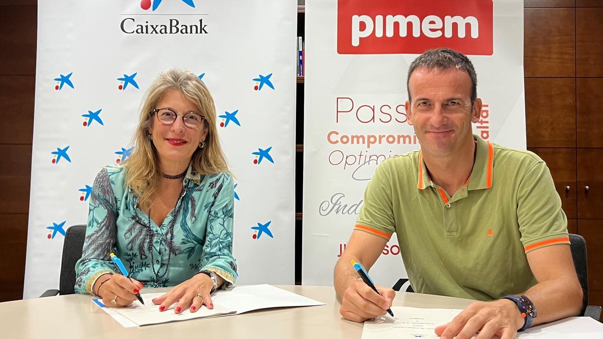 La directora territorial de CaixaBank en Baleares, Maria Cruz Rivera, y el presidente de Pimem, Jordi Mora.