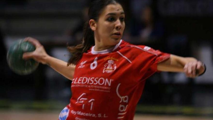 La jugadora del Balonmano Porriño Estela Doiro, que ayer marcó nueve goles. // Jesús de Arcos