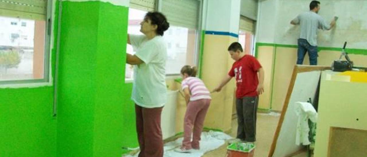 Padres y madres de alumnos del CEIP Elies Tormo de la Vall d&#039;Albaida pintando la escuela en 2012.