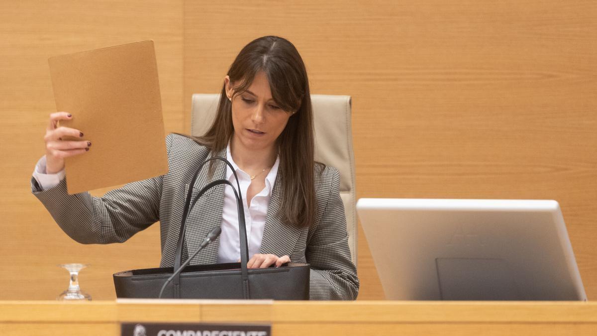La exdirectora del Centro Residencial SAVIA Paiporta, Inés Talaya, comparece ante la comisión de investigación sobre la dana, este lunes.
