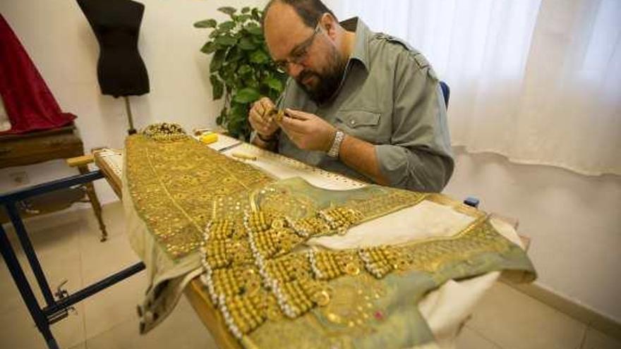 Salvador Oliver, interviniendo sobre el traje de luces que perteneció a Antonio Fuentes.