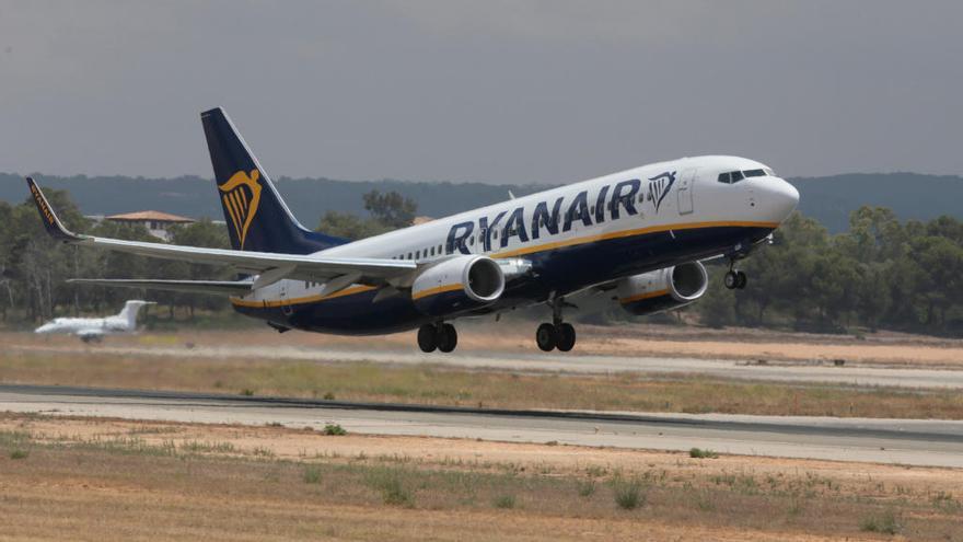 Un avión de Ryanair en pleno despegue.