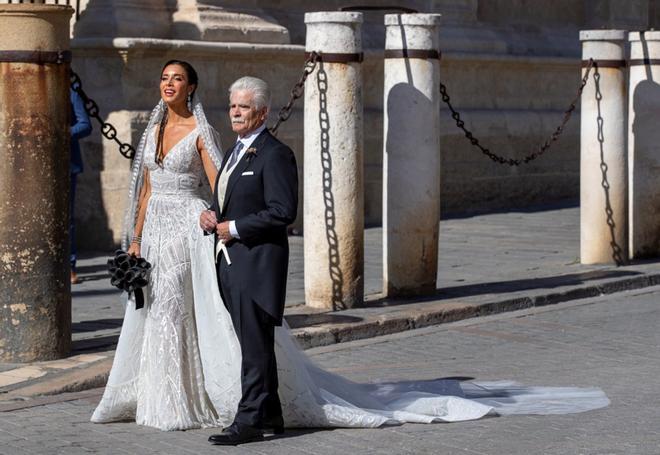 La presentadora Pilar Rubio, junto a su padre, a su llegada a la Catedral de Sevilla donde se celebra este sábado su boda con el futbolista Sergio Ramos.