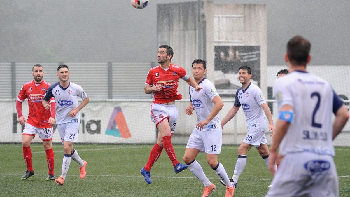 Javicho gana un balón por alto ante varios jugadores del Silva