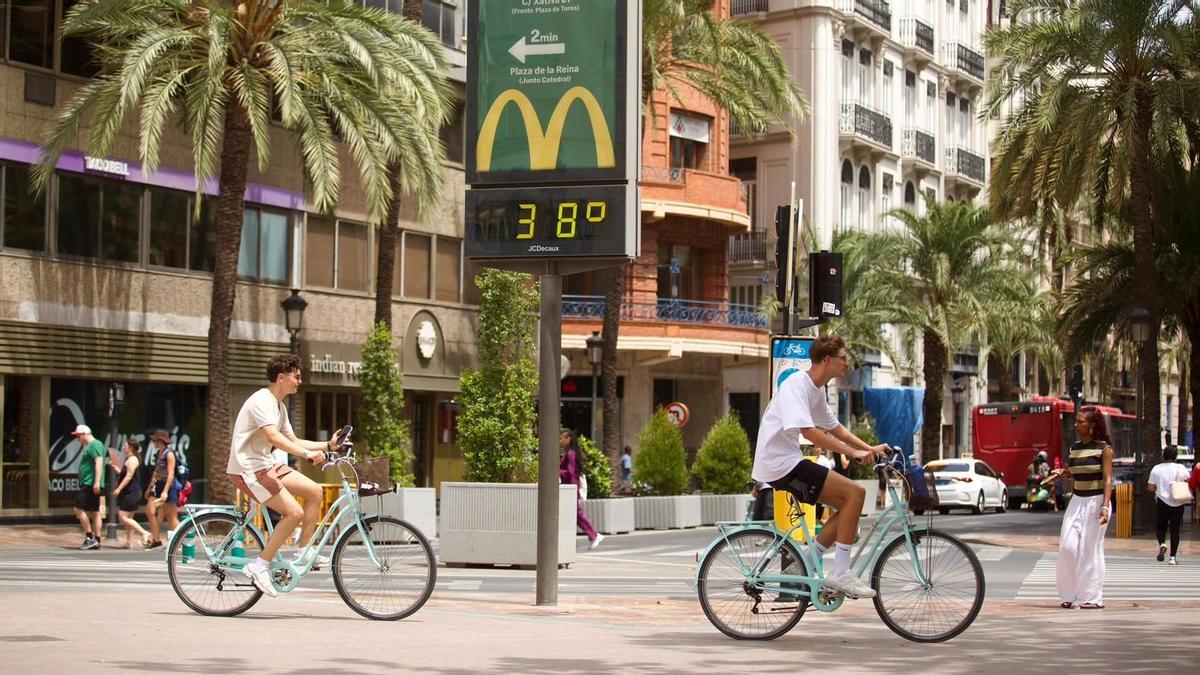 Mucho calor en València a lo largo de todo el día y por las noches.