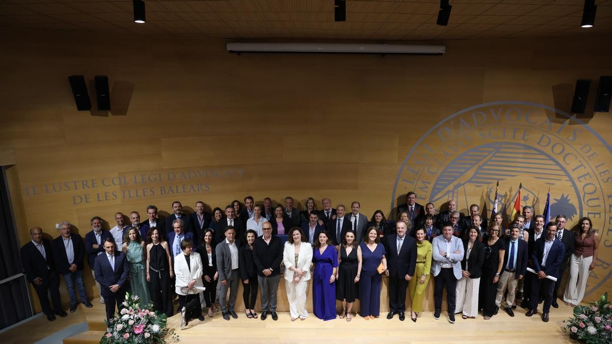 Distinguen a los abogados de Baleares que llevan 25 años colegiados
