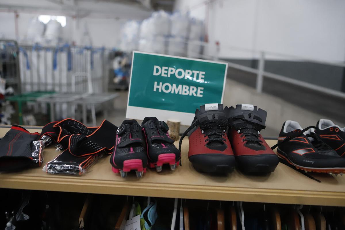 La 'tienda' de Zaragoza con más ropa de segunda mano comienza sus rebajas de verano: descuentos de hasta el 30%: “Nuestra misión es intentar salvar el planeta”