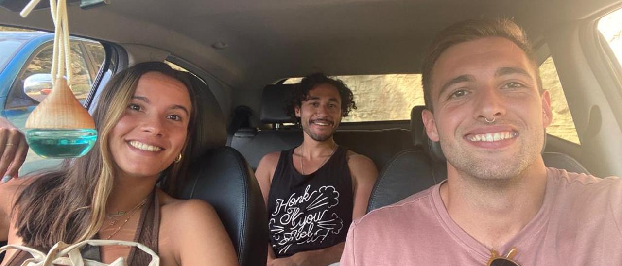 Iñaki con sus compañeros de viaje, ayer en su coche.