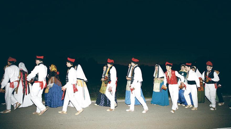 Desfile por la carretera hasta el centro social.