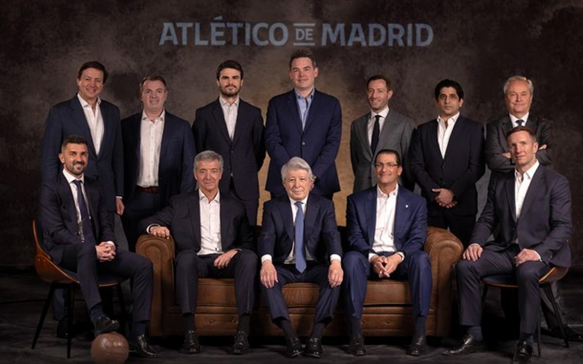 David Villa, con el resto de miembros del nuevo consejo de administración del Atlético.