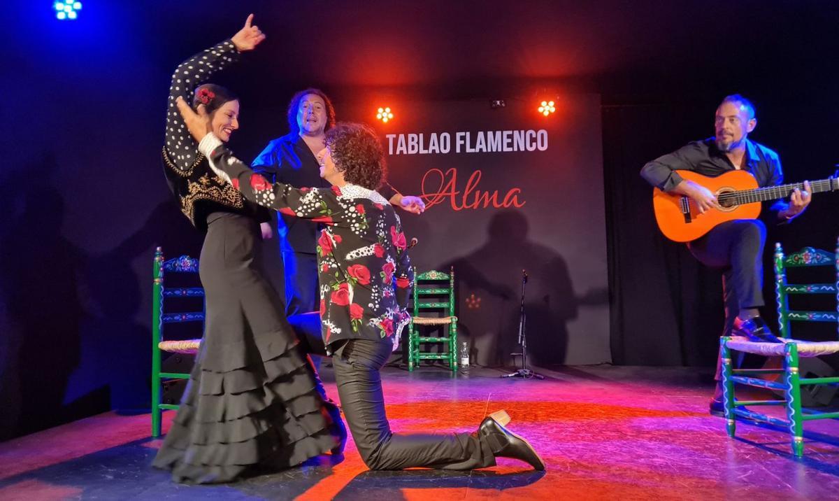 Besetzung bei einer Show im August: die Tänzer Cristina Hall und Raúl Ortega, der Sänger Israel Paz und der Gitarrist Isaac Viejo. Doch egal, wer auf der Bühne steht: Ein Besuch lohnt sich immer.