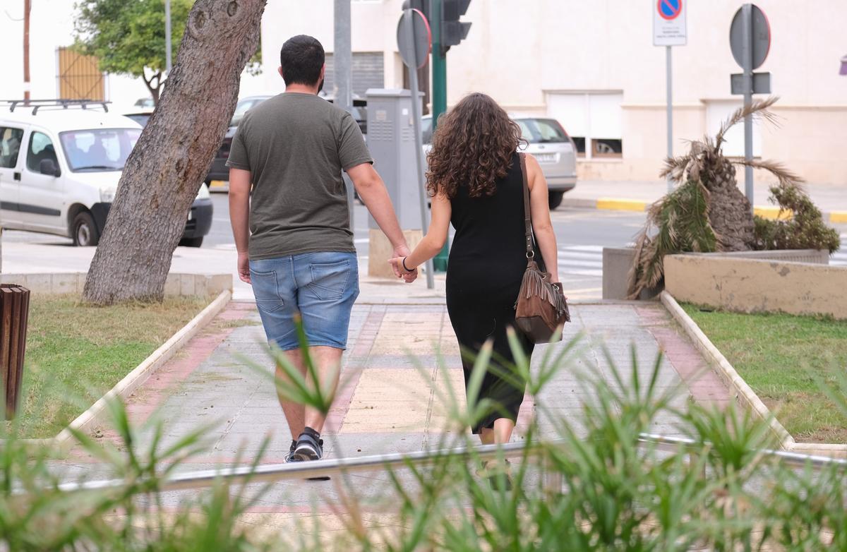 Una pareja caminando por un parque de un municipio alicantino.