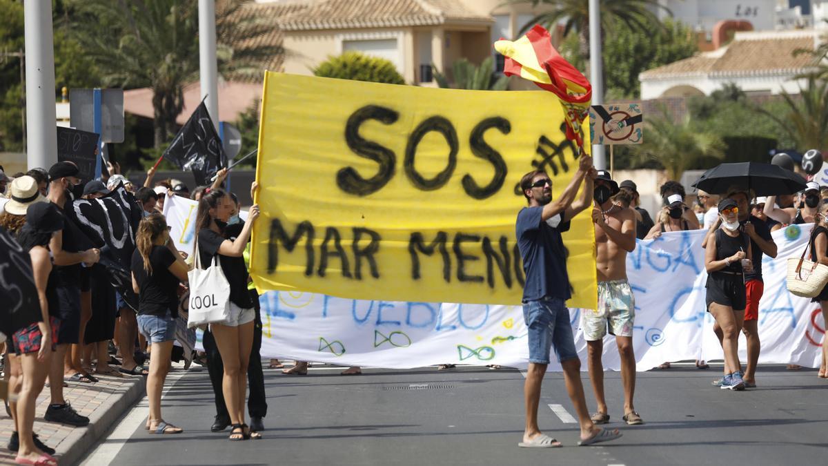 Protestas de vecinos del Mar Menor al inicio de La Manga el pasado fin de semana.