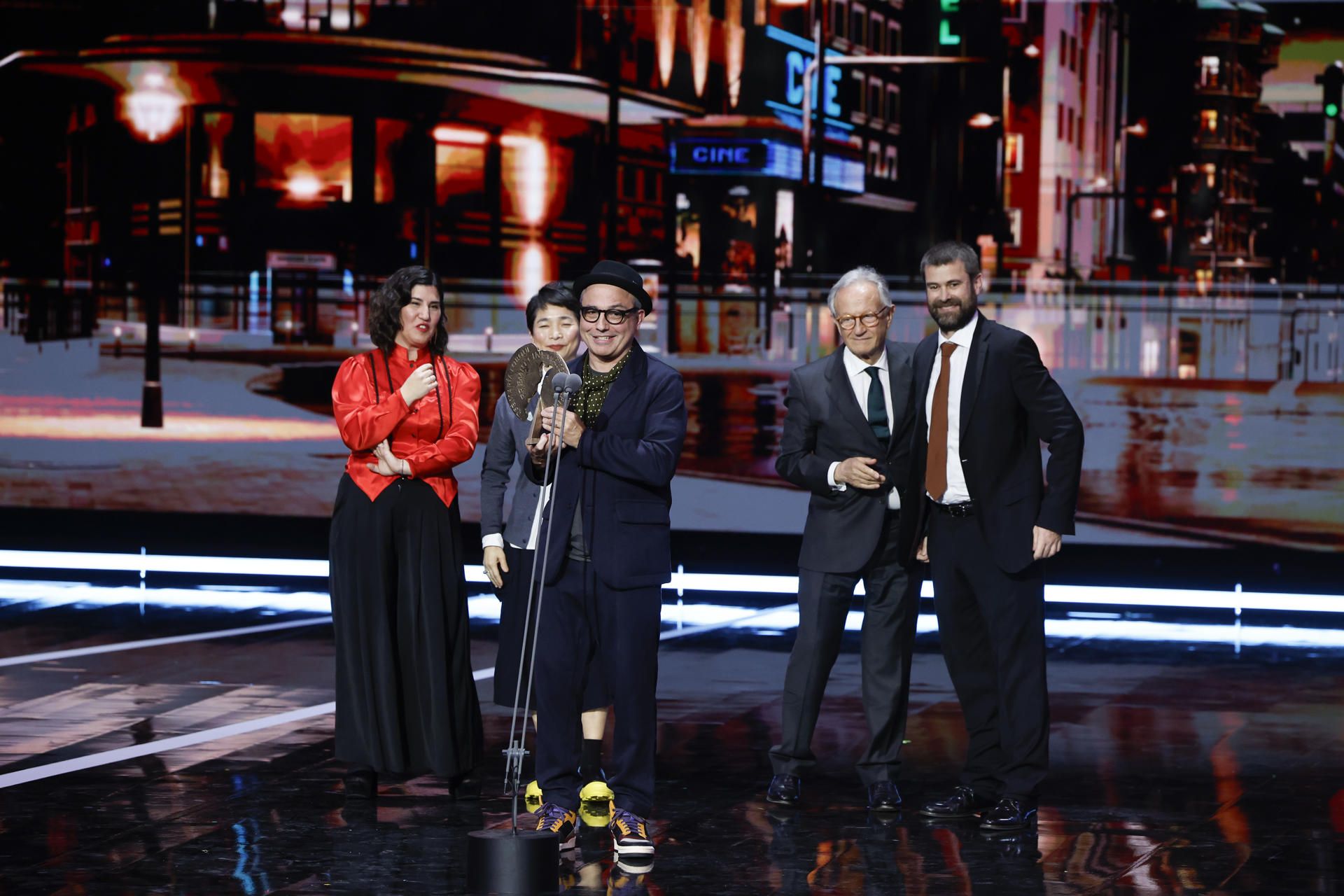 Pablo Berger tras recibir el premio a �Mejor largometraje de animaci�n� por su pel�cula �Robot Dreams�..jpg