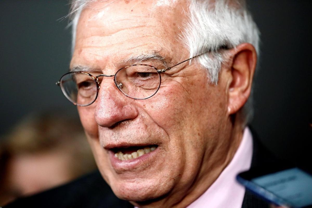 GRAF513  BUENOS AIRES  26 03 2019 - El ministro de Asuntos Exteriores  Josep Borrell atiende a los medios tras el encuentro que el rey Felipe y la reina Letizia mantuvieron con la colectividad espanola dentro de su visita a Argentina  hoy en Buenos Aires  EFE MARISCAL