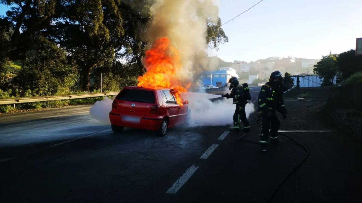 Bomberos sofocan las llamas declarado en un vehículo en Las Canteras.