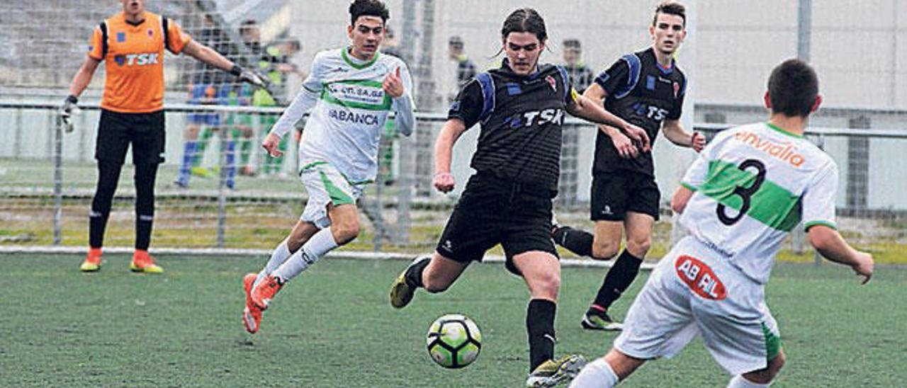 Miguel, del Roces, controla un balón ante Jar. // Jesús Regal