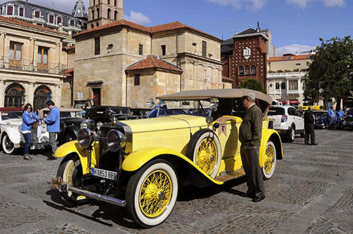 Un vehicle espera la sortida del 21è Ral·li de cotxes d’època, en què participaran 30 automòbils de diferents col·leccions de velles glòries de les carreteres espanyoles, a Lleó.