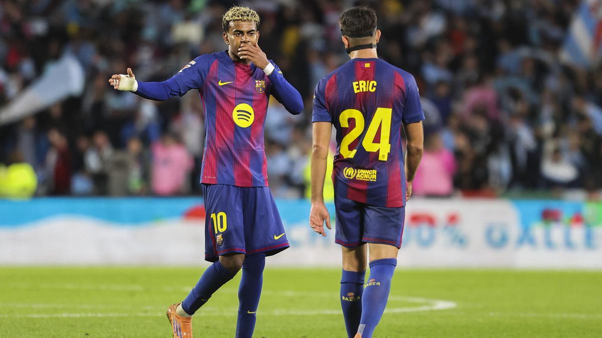 Los jugadores del FC Barcelona, Lamine Yamal (i) y Eric García, durante el encuentro correspondiente a la jornada 12 de Laliga EA Sports